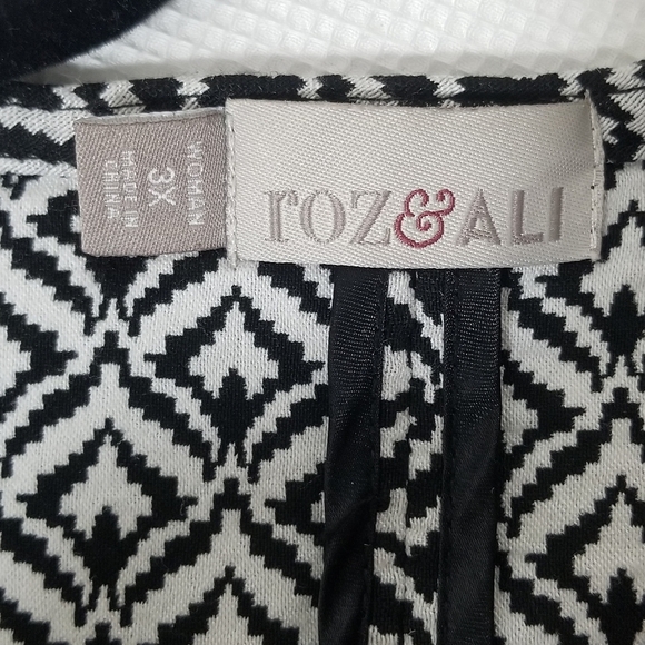 Chic Black and White Patterned Blazer - Picture 2 of 5